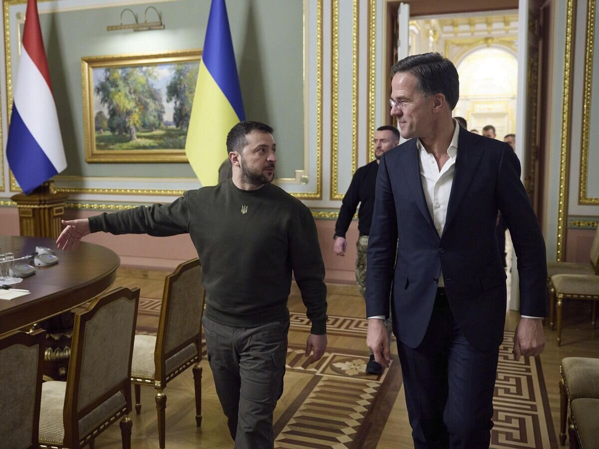    Президент Украины Владимир Зеленский и премьер-министр Нидерландов Марк Рютте во время встречи в Киеве© AP Photo / Ukrainian Presidential Press Office