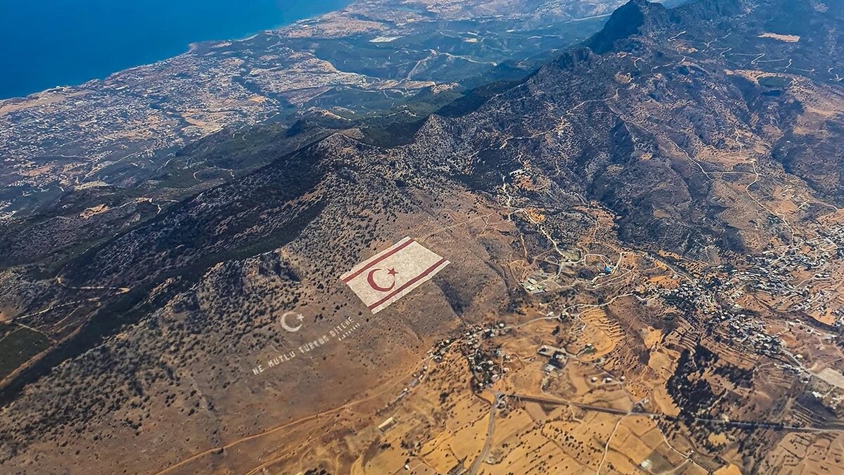 На склоне горного массива Пентадактилос, обращенного на южную часть острова, выложен из цветных булыжников самый большой в мире флаг ТРСК, его длина составляет 500 метров, а ширина 225 метров