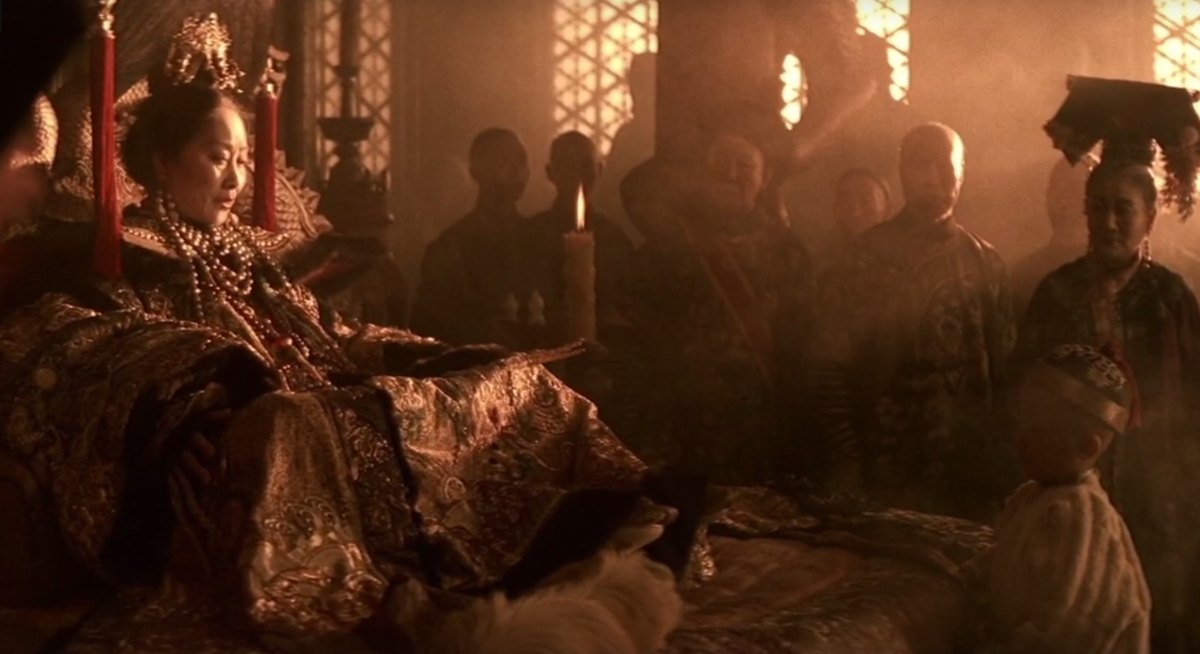 Цыси разговаривает с Пуи, кадр из фильма "Последний император"