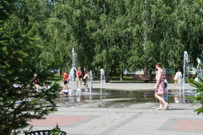 Жара на кубани 2024. Пешеходный фонтан. Лето в городе. Жара в городе. Лето жара фонтан дети.