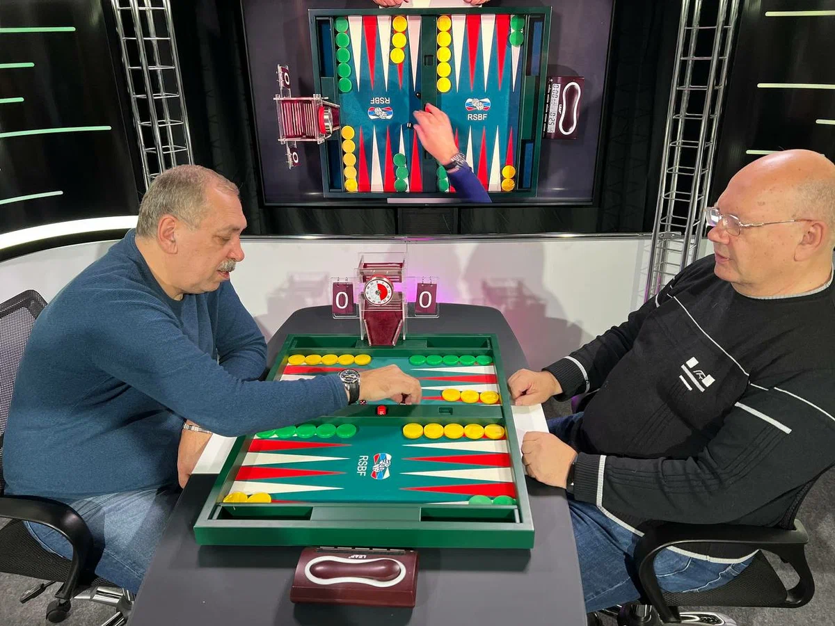 Автор канала справа