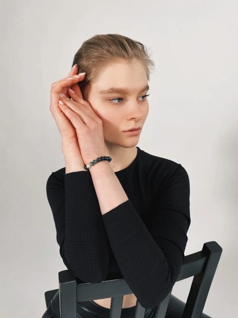 На модели браслет с агатом