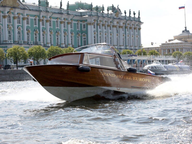 Катер Katarina. Элегантный вариант для любителей классики. В случае дождя можно посидеть в салоне. Вмещает до 10 человек. От 15 000 р./час