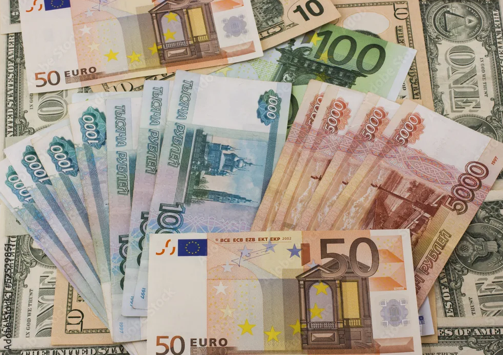 Зарплата в долларах, евро и тенге. Может ли работодатель платить заработную плату в другой валюте 