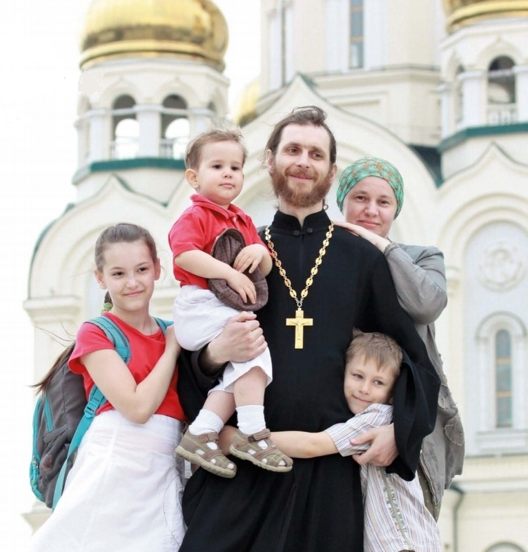 Батюшка с детьми