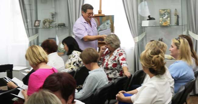 Все приглашённые на презентацию получили новую книгу из рук автора