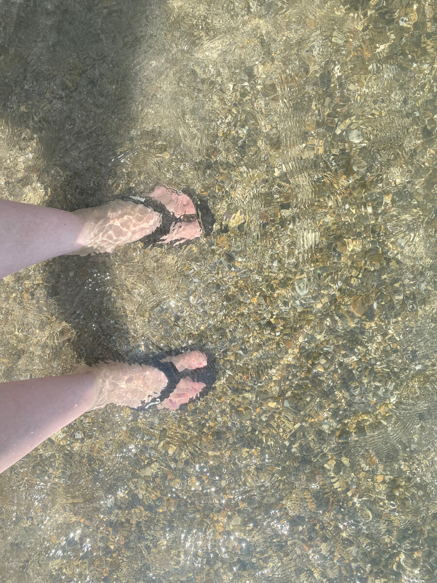 Купаться мы не рискнули, но ноги я, всетаки, промочила))