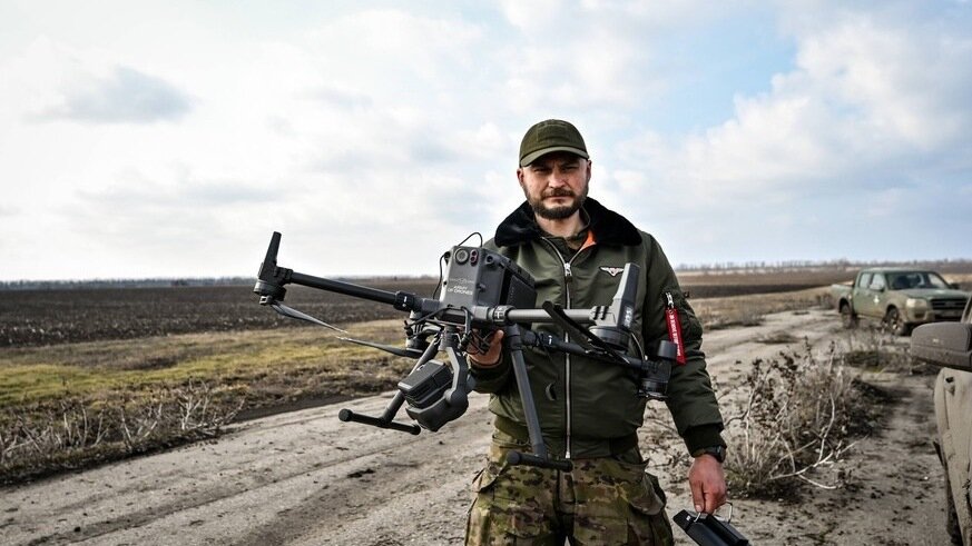     Военные действия в Украине аналитики уже называют «войной дронов». БПЛА обеспечивают не только превосходство в воздухе, но и на земле. Особая роль отводится беспилотникам-камикадзе.