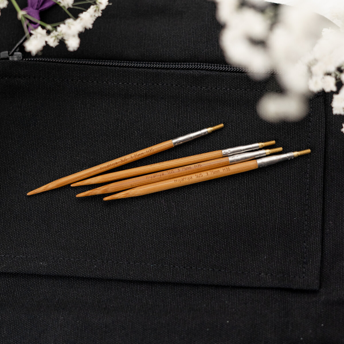 На фото: бамбуковые съемные спицы из набора HiyaHiya Bamboo Standard Interchangeable Set.