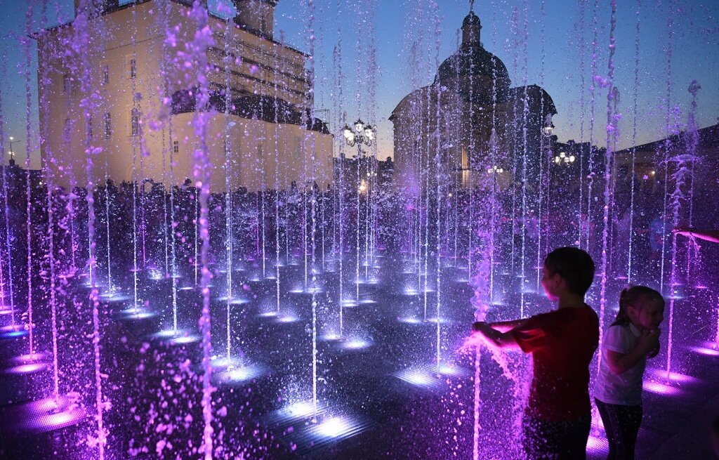 В Твери запустили светомузыкальный фонтан на Соборной площади