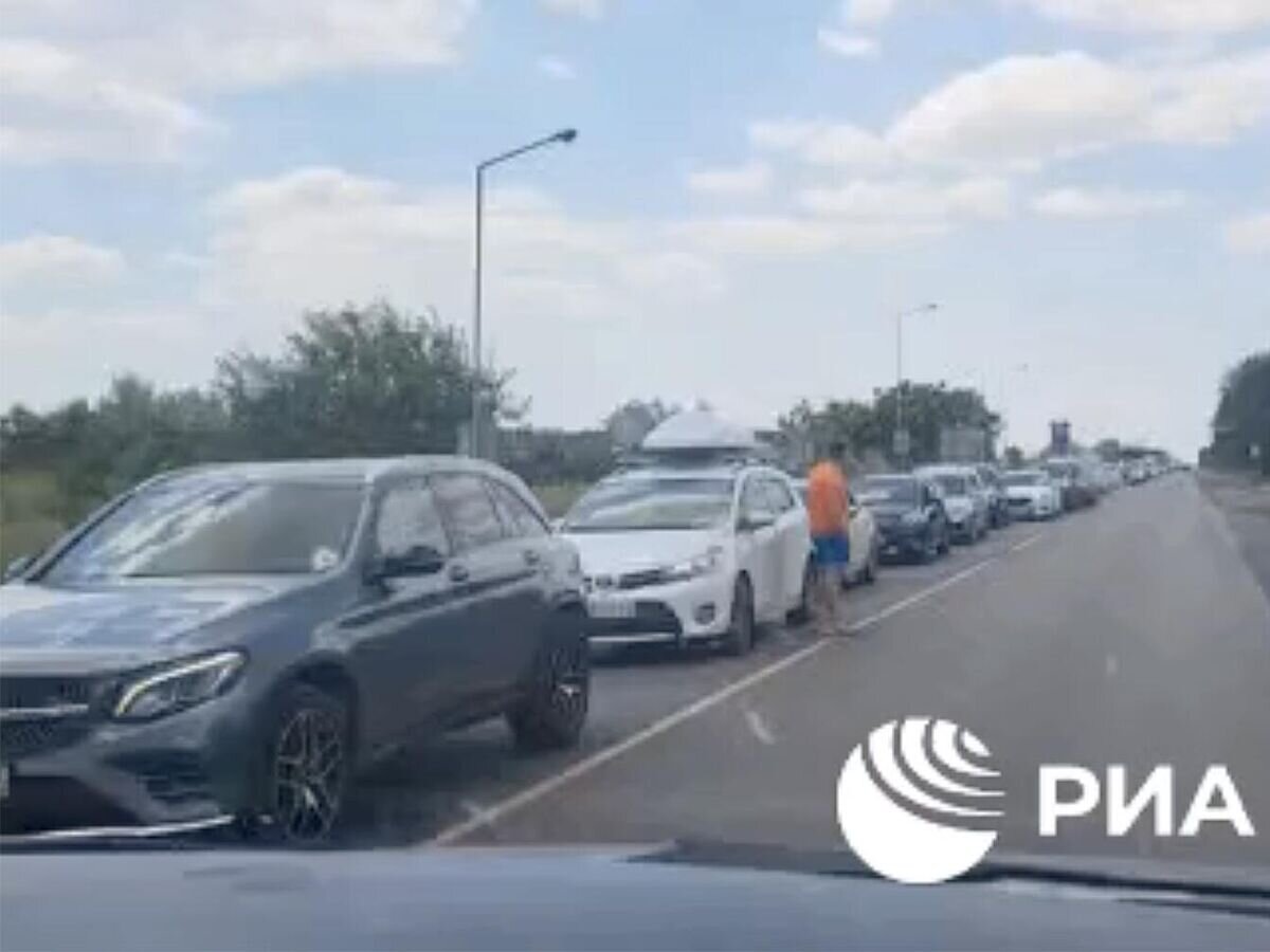    Пробка в Херсонской области, образовавшаяся на пути автомобилистов, выезжающих из Крыма. Кадр видео© РИА Новости