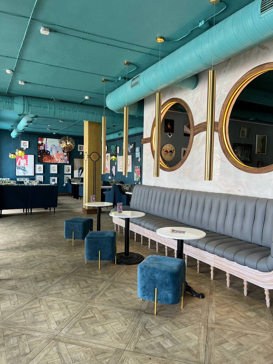 А такой в кафе интерьер и веранда еще есть красивая