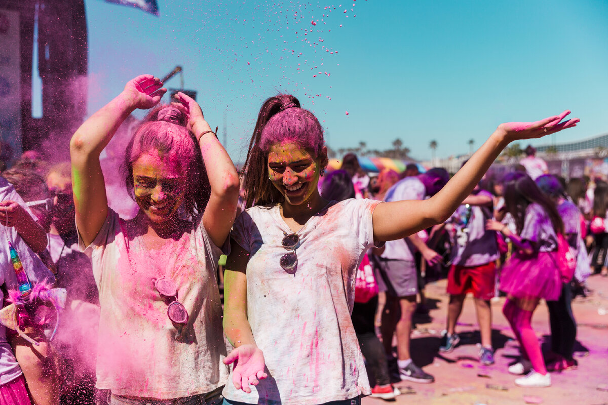 Изображение от <a href="https://ru.freepik.com/free-photo/two-women-enjoying-and-playing-with-holi-powder_4454340.htm#query=%D1%84%D0%B5%D1%81%D1%82%D0%B8%D0%B2%D0%B0%D0%BB%D1%8C%20%D1%85%D0%BE%D0%BB%D0%B8&position=10&from_view=search&track=ais">Freepik</a>