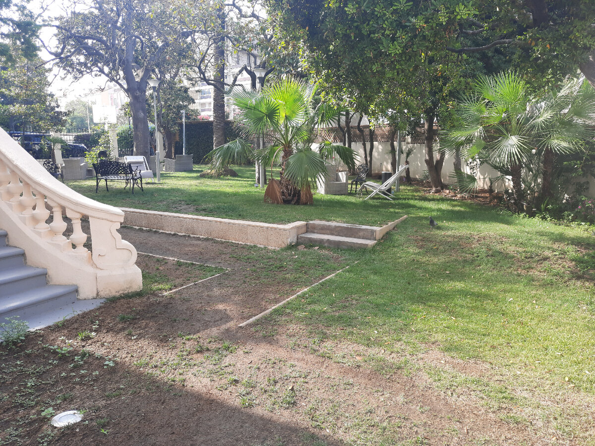 Внутренний двор с шезлонгами 