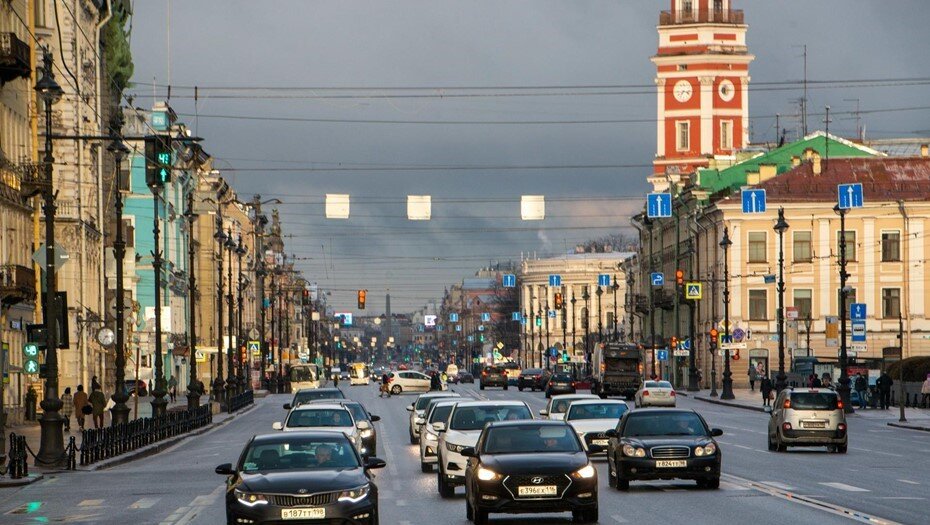    Автомобили на Невском проспекте. Автор фото: Тихонов Михаил