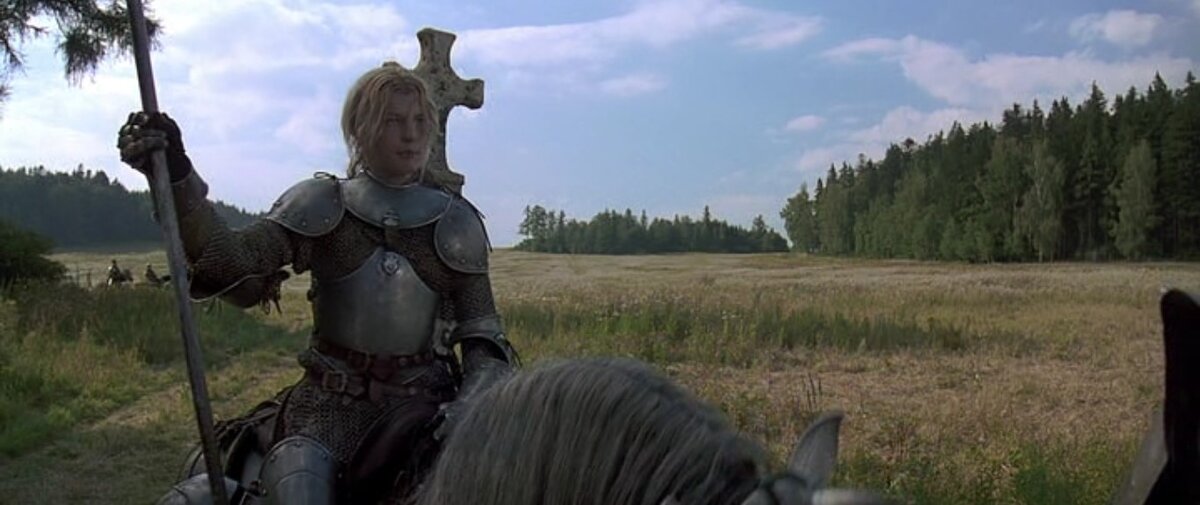 Жанна вмиг обучается и на лошадке кататься, и доспехи носить, и полуторным ковырялом размахивать