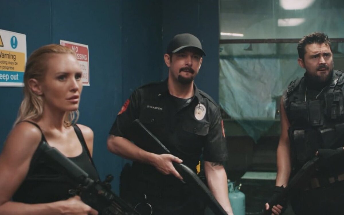 Ники Уилан, Алекс Фарнэм и Райан Френсис в фильме «Наводнение»