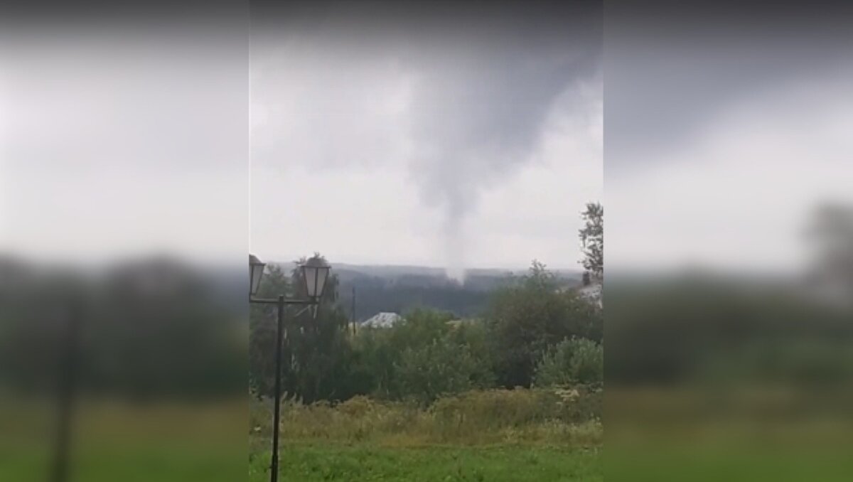 Ураган в пермском крае. Смерч в Пермском крае. Смерч в Перми. Смерч большой. Середина Торнадо.