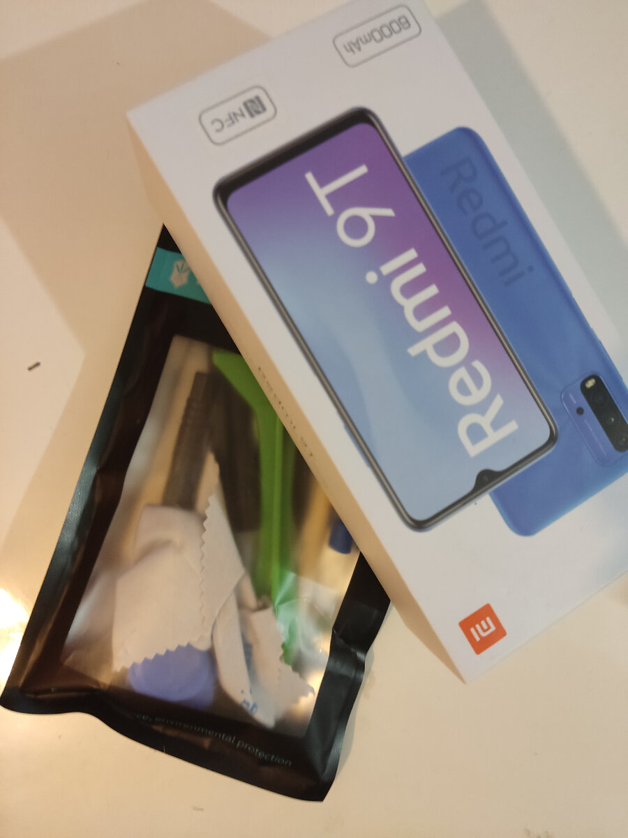 Не исправный телефон и инструменты для его разбора. 