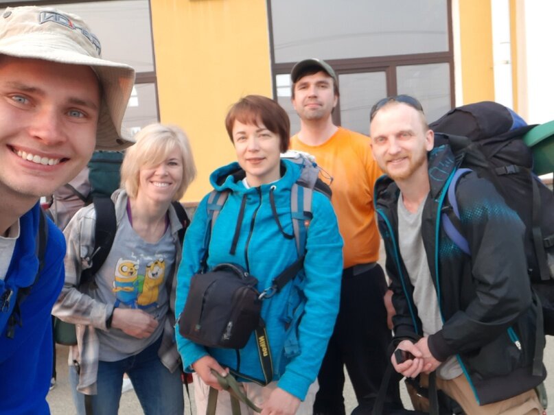 Улыбаемся, несмотря на тяжесть рюкзаков. Слева направо: Рома, я, Зоя, Саша, Максим. Веня в кадр не вошла. Это скорее исключение, потому что дальше она будет на всех фото.