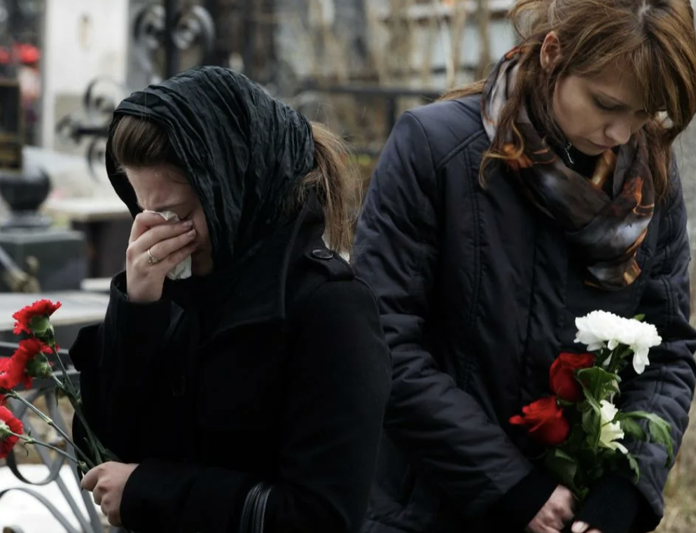 траурная одежда у мусульман. сколько дней носить платок после похорон. сколько дней носить платок после похорон. цветной платок на женщине. женщина в черном на похоронах.