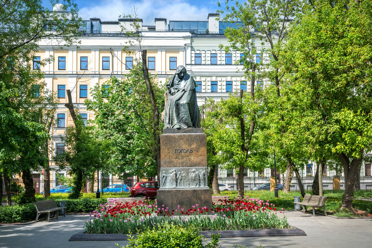 памятник гоголю на гоголевском бульваре в москве