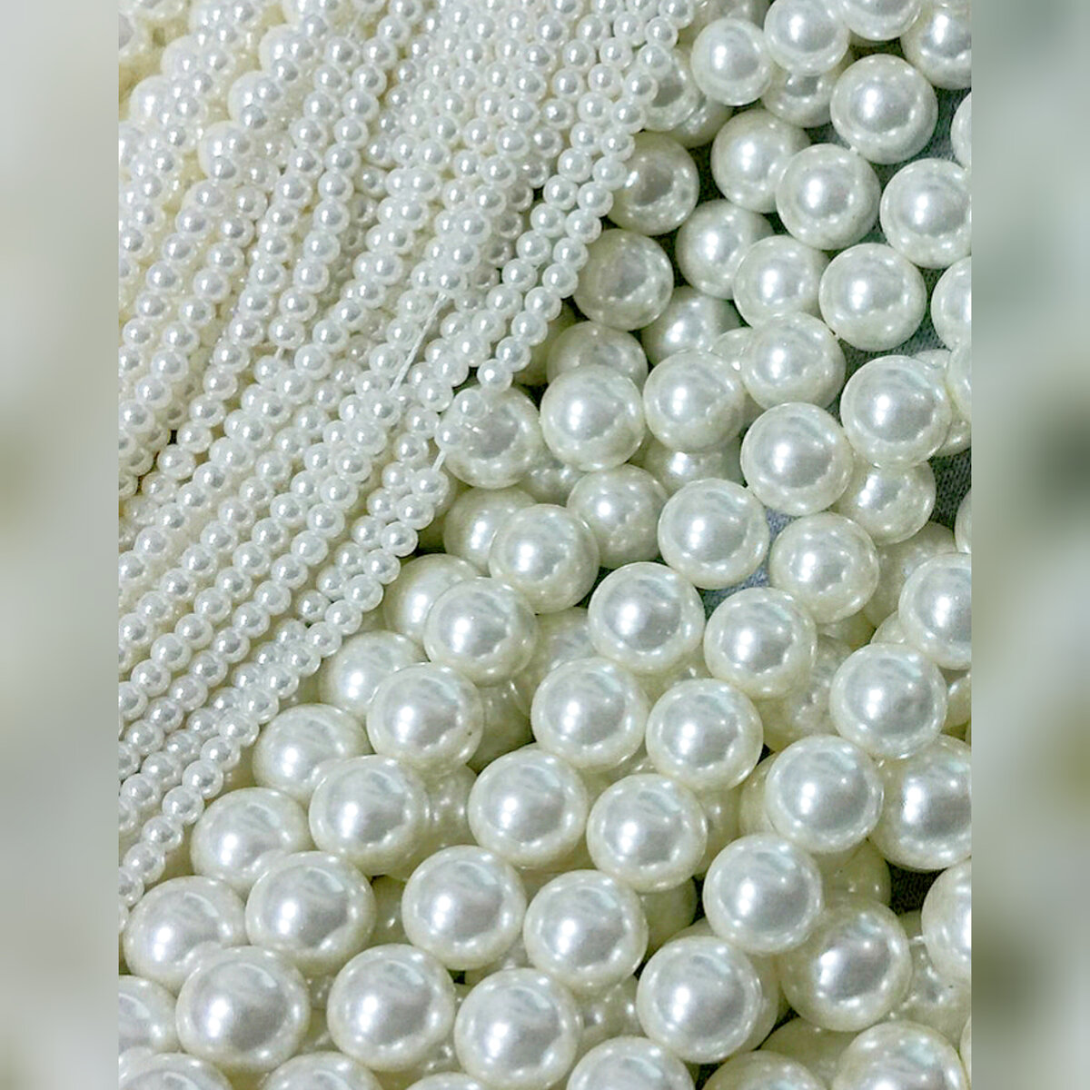 Ещё жемчуг лежит, ждёт своего часа. Круглый белый жемчуг... вечная классика, которая всегда актуальна.