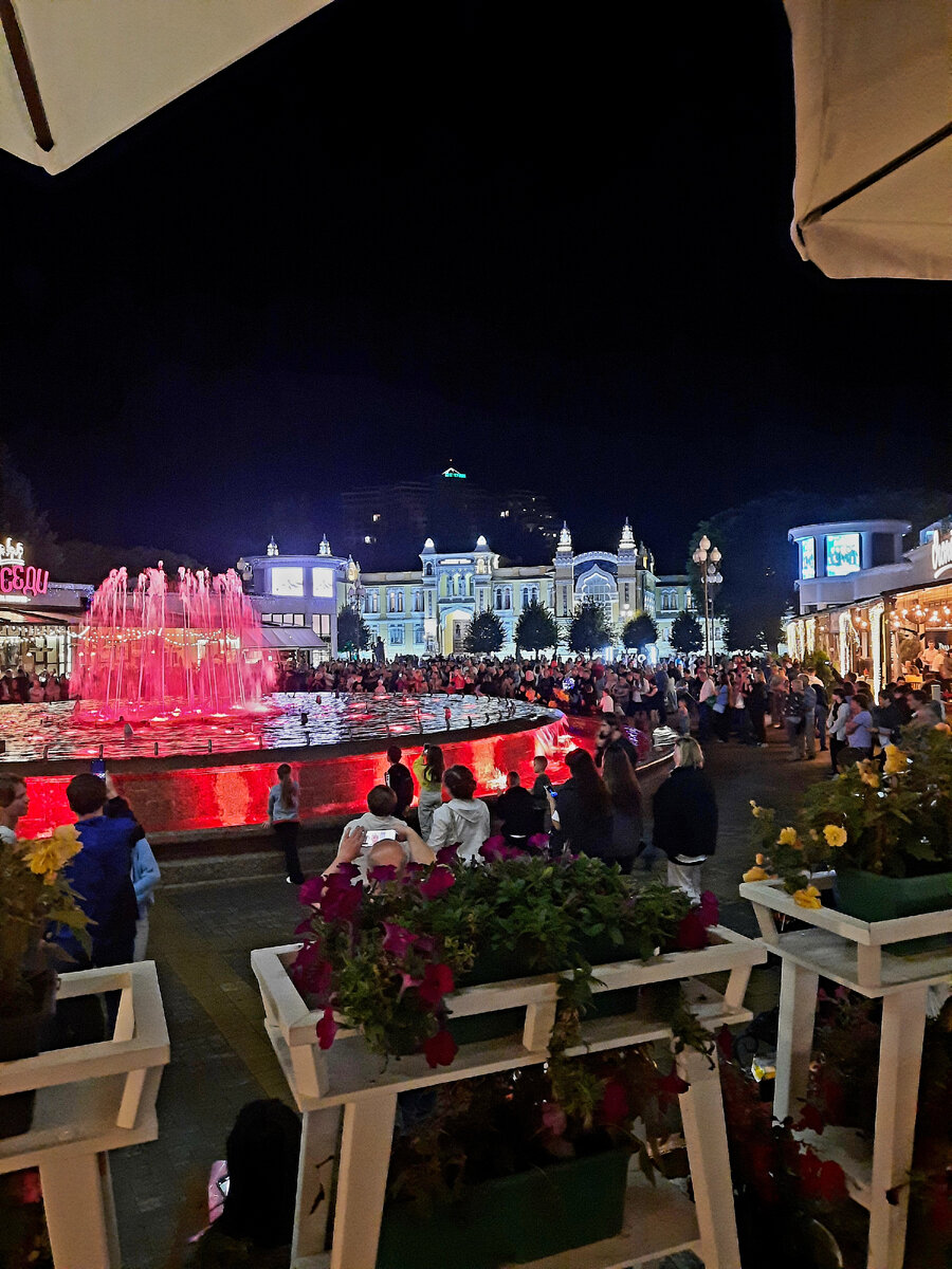 Главная площадь вечером.