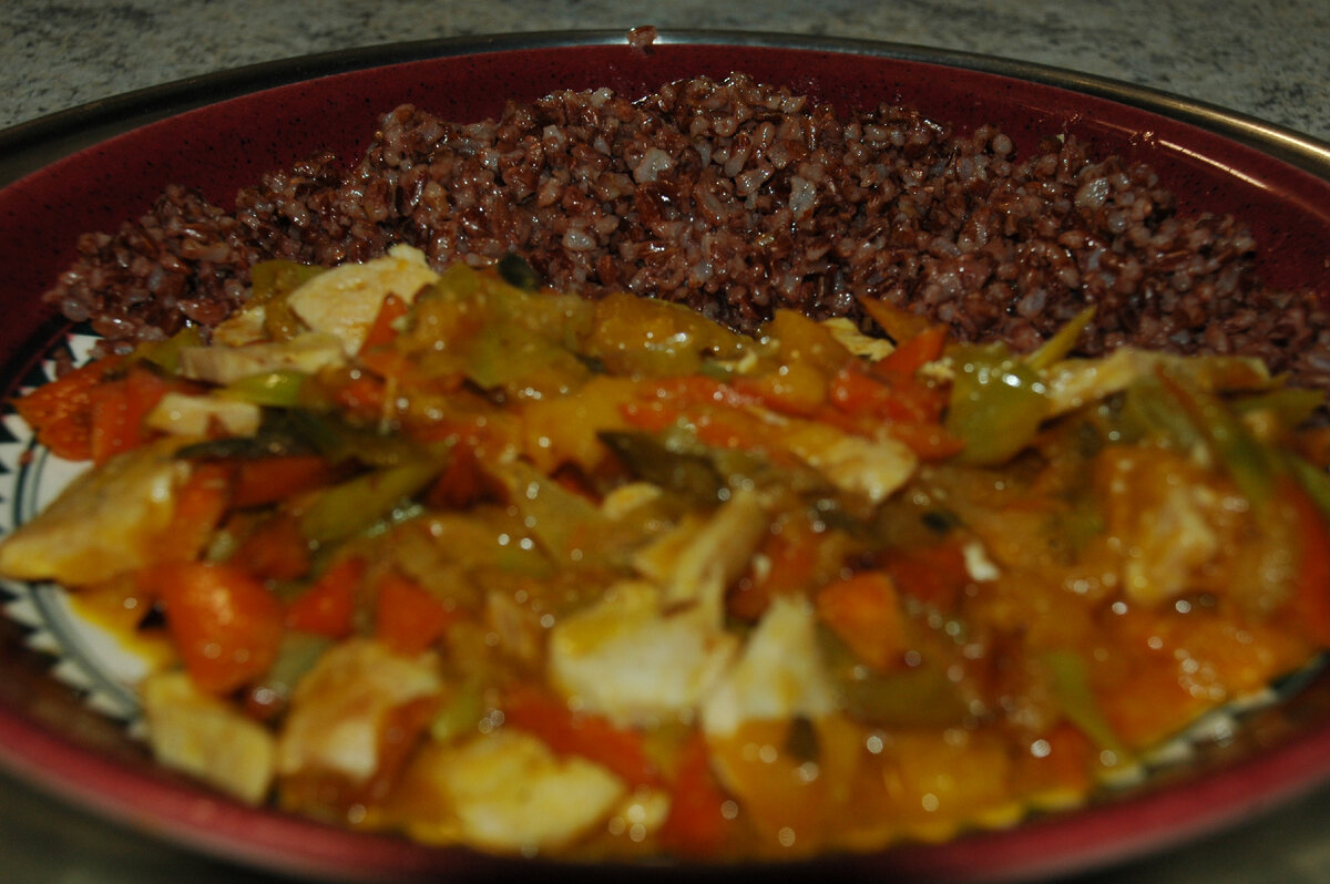 Куриное филе с овощами и красным рисом. Фото автора из архива