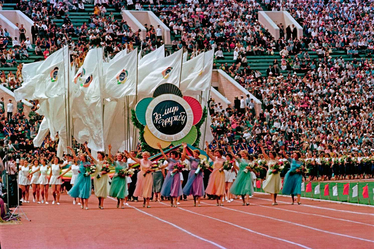 2 года спустя: торжественное открытие VI Всемирного фестиваля молодежи и студентов в Москве, июль 1957 года.