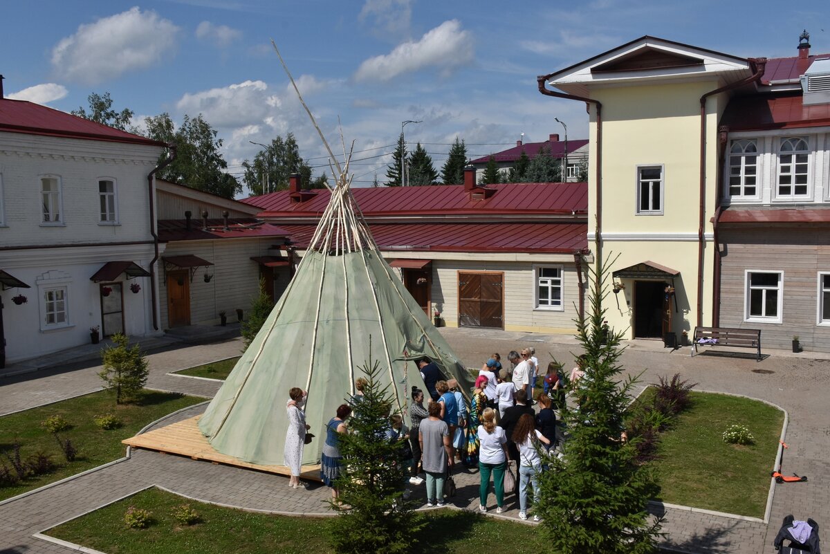 Северный чум на время появился прямо в одном из енисейских дворов