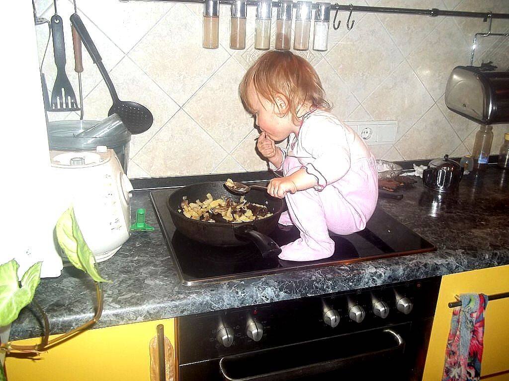 Родители ничего не хотят. Кухня для детей. Смешные малыши на кухне. Дети на кухне смешно. Дети на кухне приколы.