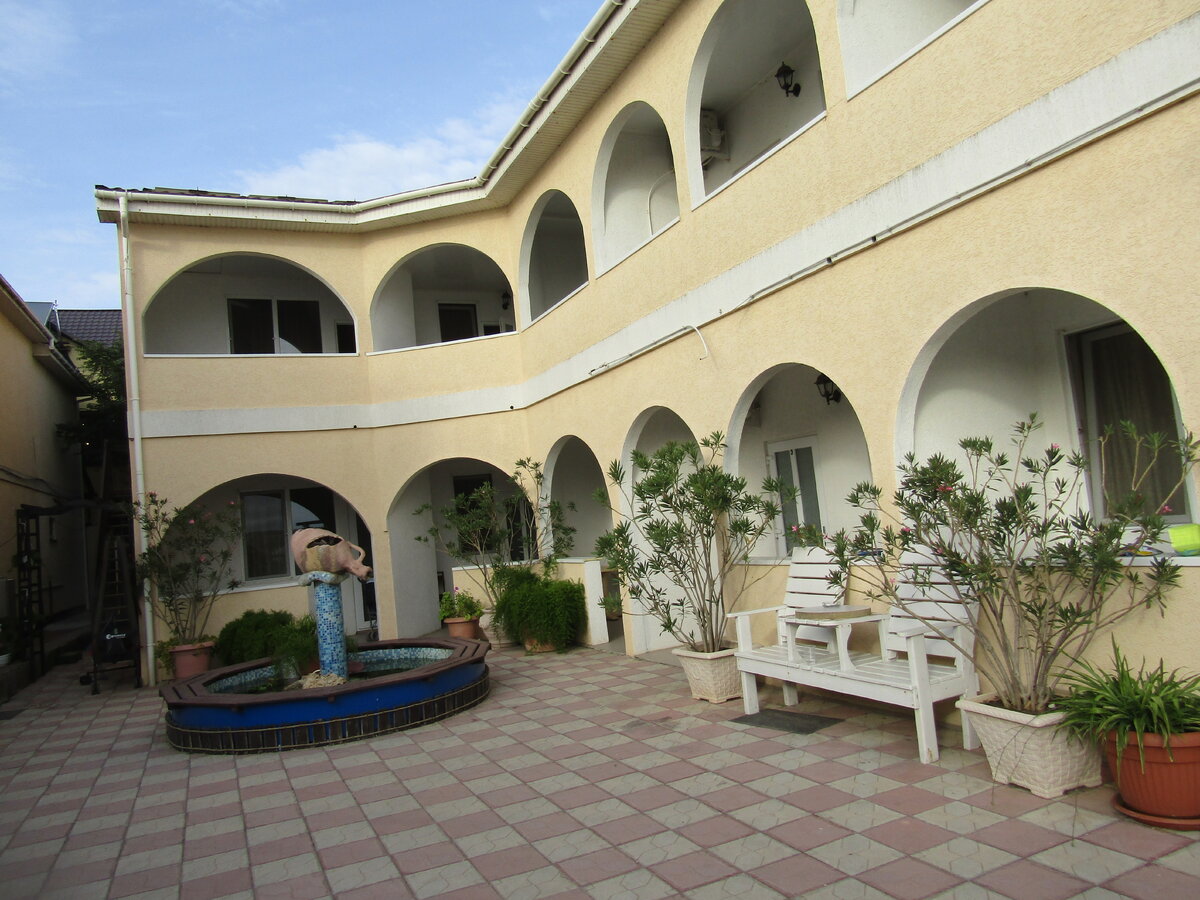   Нам  очень  хотелось  остаться  в  этом  гостевом  доме  еще  на  недельку .  Море  теплое ,  шведский  стол  отличный ,  пляж  -  мягкий  песочек. Но  деньги  были  уже  на  исходе.    (Последний  чемодан  ",  как  любил говорить  один  мой  школьный  товарищ)))  И  тут  неожиданно  я  получаю  перевод  от  моего  арендатора   за  два  месяца  вперед .  И  конечно  мы  остались !  И  ни  разу  не  пожалели .