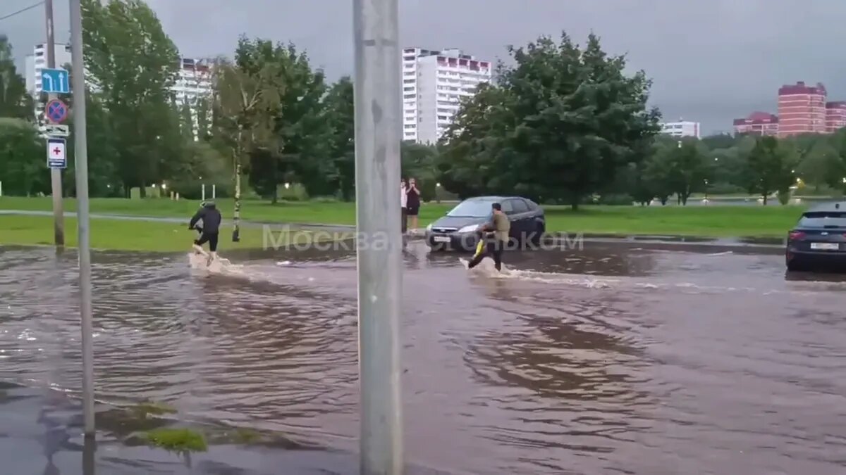 В москве прошел дождь. Ливень в Москве. Сильный дождь фото. Сильный дождь в Москве. Сильный ливень.