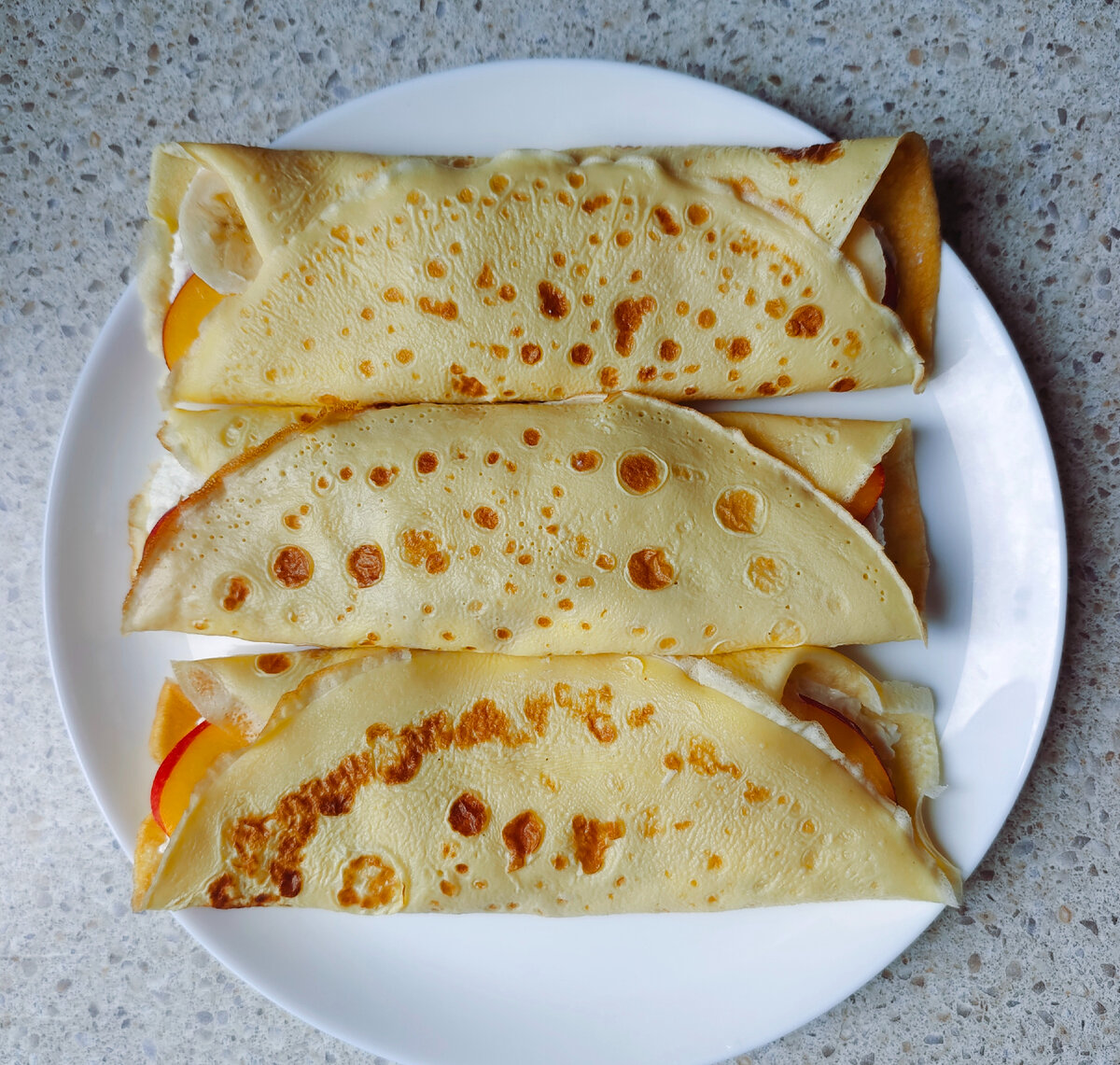 Завтрак. Блины и пачка творога 5% 180 гр со сметаной, сгущенкой и фруктами. Тут 40 гр белка и 20 гр жиров. Для снижения веса я использую именно такое соотношение белков и жиров 2:1.