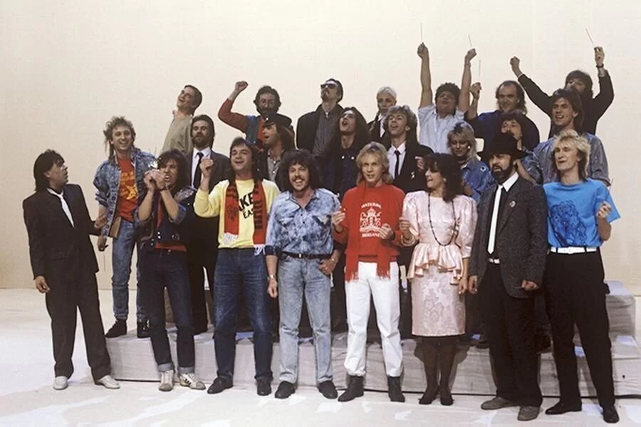В новогоднюю ночь 1988 года в эфире Центрального телевидения СССР зрители увидели, как 23 известных советских рок-, фолк- и поп-музыканта поют песню Криса Кельми «Замыкая круг».