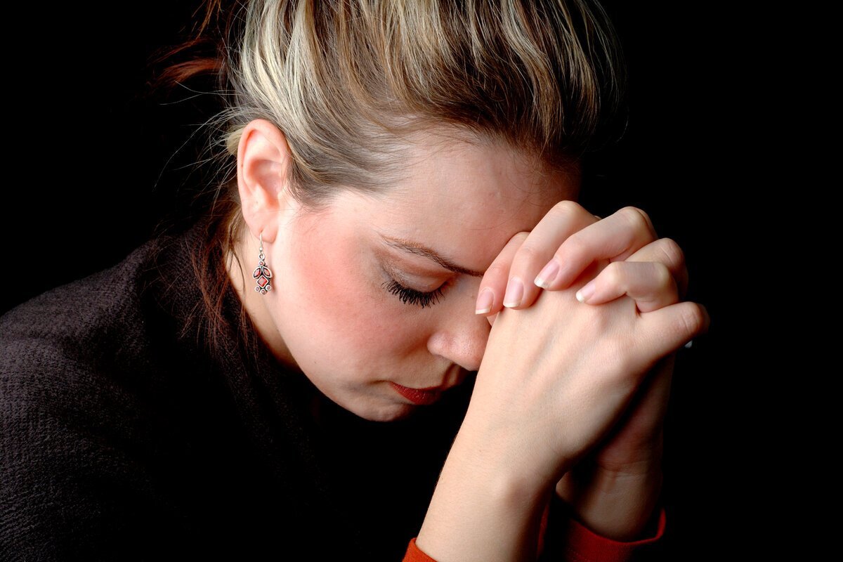 Источник фото: https://gde-oboi.ru/wallpaper/Oboi-Na-Telefon-Devushka-Plachet.html