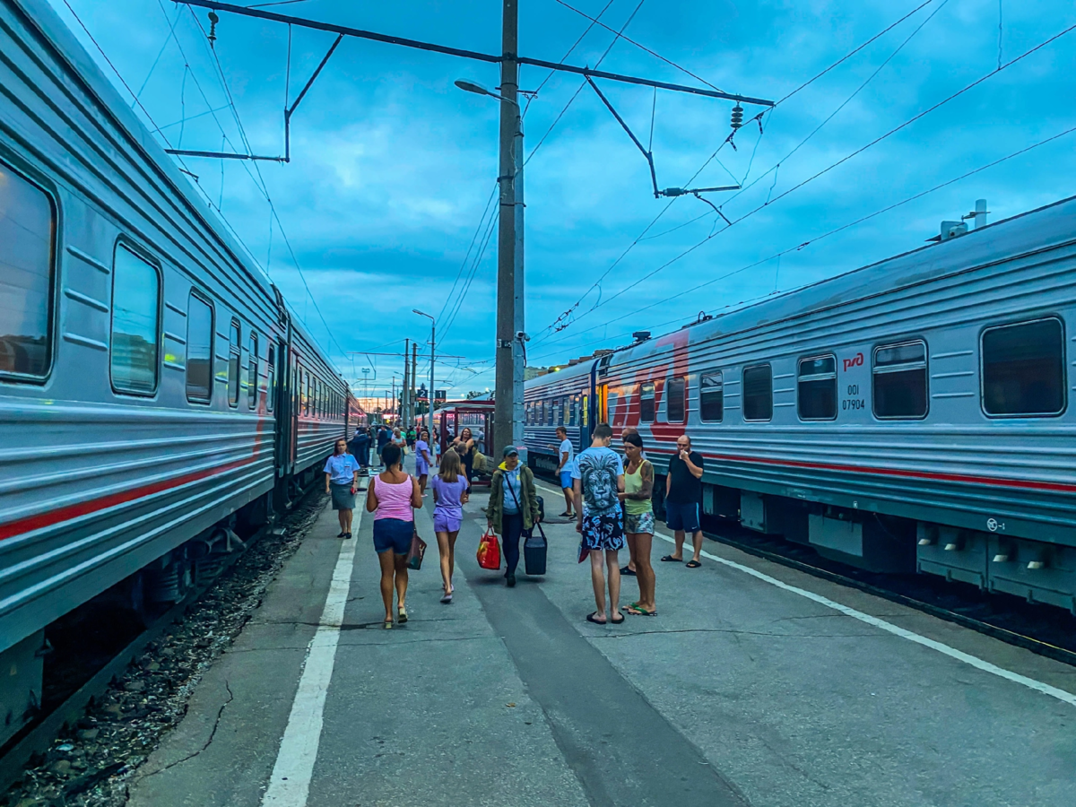 Поезд. Поезд Новороссийск. Поезд Архангельск Новороссийск. Поезда рядом.