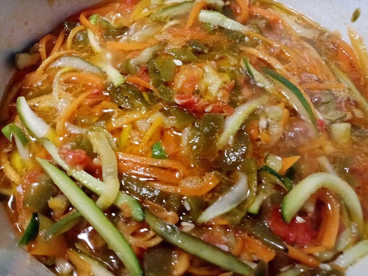 Лечо с огурцами - это очень интересная и необычная закуска. На праздничном и повседневном столе она разлетается моментально. Поэтому лучше сразу заготовить побольше баночек на зиму😉 