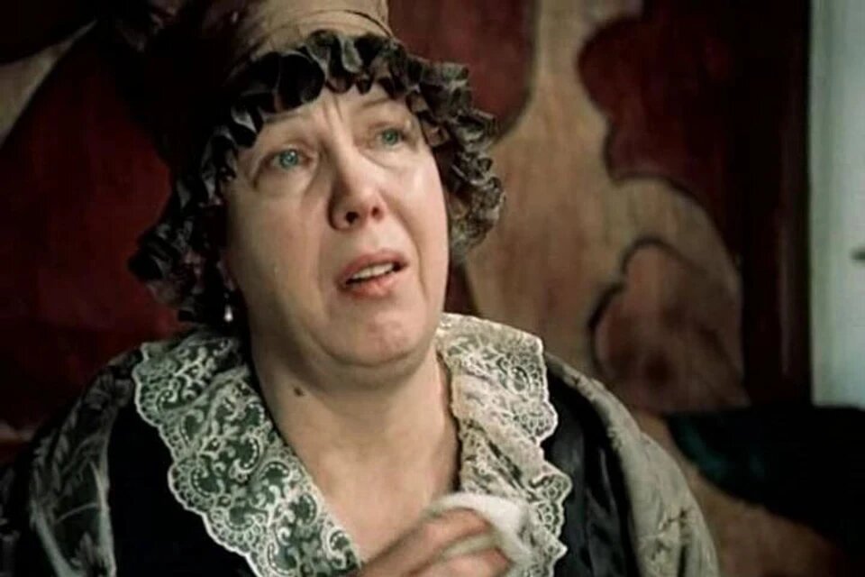 Коробочка в исполнении великолепной Тамары Макаровны Носовой, из "Мёртвых душ"  Михаила Абрамовича Швейцера, воплощённая провинциальная зависть и подозрительность.