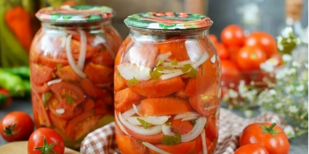 Зимой всегда себя хвалю, что закрыла этот салат — помидоры с луком и никакой стерилизации, все делается быстро