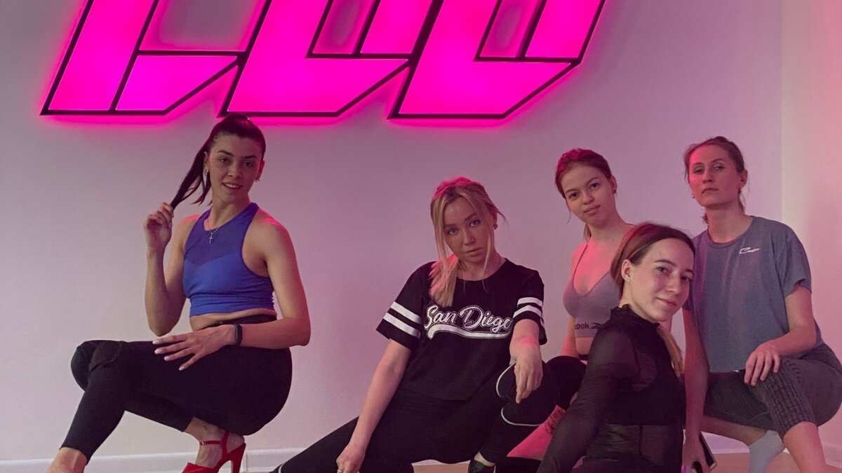     Девушки из танцевальной студии Ижевска «зажгли» на Центральной площади столицы.