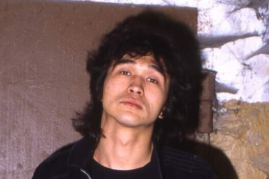     «Альтернативная вселенная, где Цой не умер и сколлабился с Летовым»: нейросеть заставила музыкантов петь хит «Руки Вверх!»