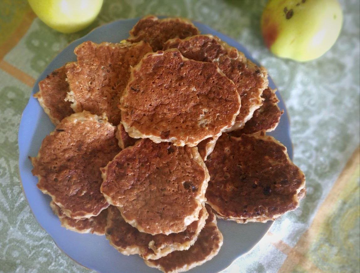 Оладьи из яблок и овсяных хлопьев