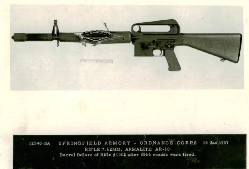 Винтовка AR-10 с разорванным стволом.