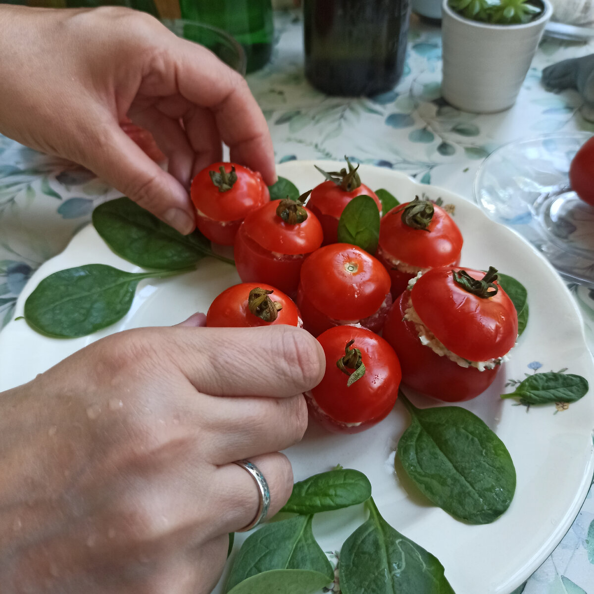 Помидоры с сырно-чесночной начинкой.