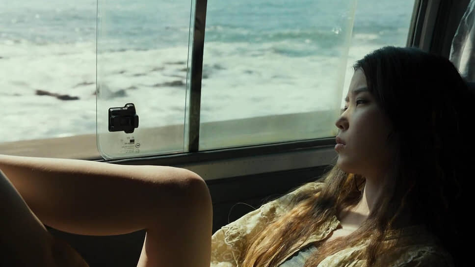 Фото: Zip Cinema📷Героиня Ли Джи Ын отправляется в путешествие, чтобы поучаствовать в продаже своего сына