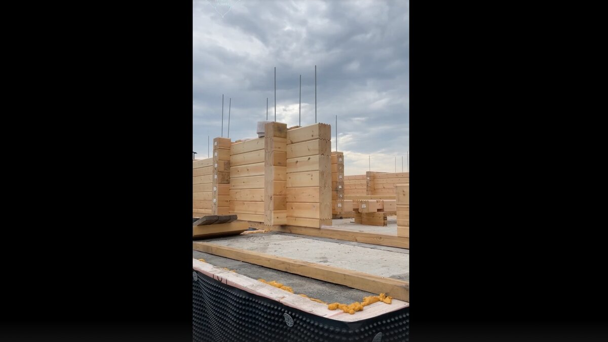     В Красноярске продолжается строительство храма Иоакима и Анны на Стрелке. Строители уже приступили к возведению стен.