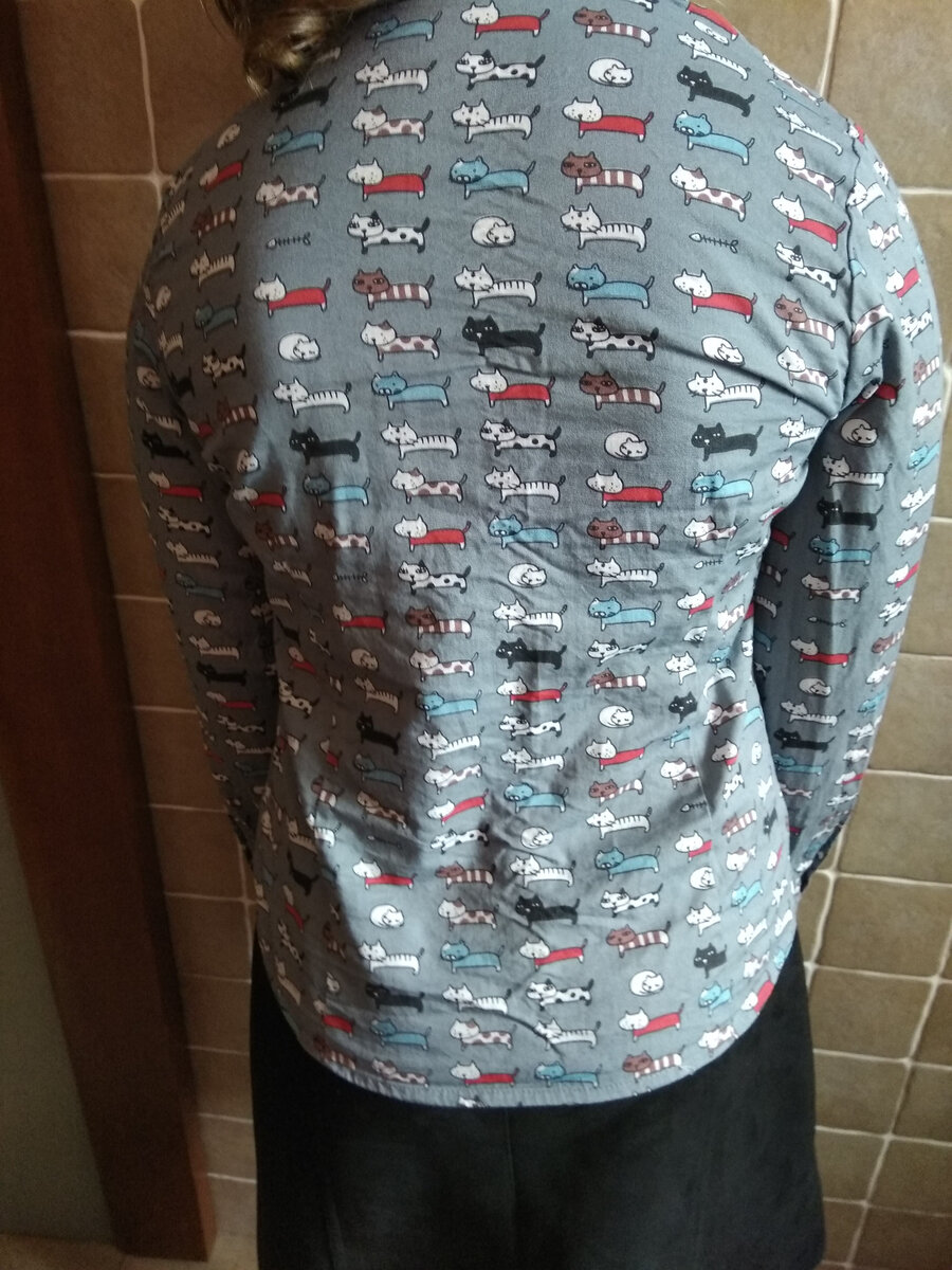 ...здесь видно, что и длина блузки осталась вполне нормальной... Но под мышками уже сильно жмёт...