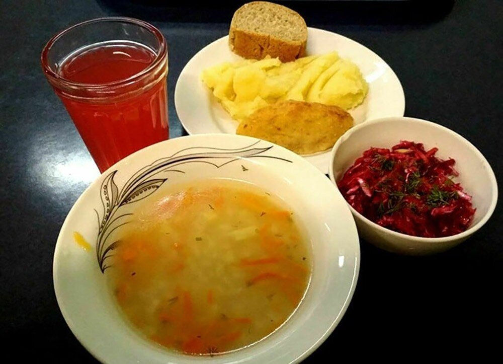 Школьная столовая напитки. В столовой есть на выбор несколько компотов. Стаканы для школьной столовой. В столовой есть на выбор несколько компотов. Компот в школьной столовой.